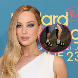 Schräg! Jennifer Lawrence mit Sandalen auf Fashion Week