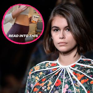 Nanu? Kaia Gerber mit Schwangerschafts-Buch und Mini-Wölbung