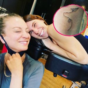 Kaley Cuoco zeigt gemeinsames Tattoo mit Serien-Co-Stars