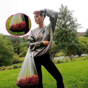 Scherzkeks: Hier posiert Lena Meyer-Landrut mit Kirschen