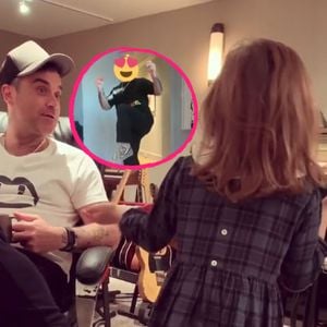 Mit Smiley-Kopf: Robbie Williams tanzt für Töchterchen Teddy