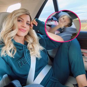 Wie frech: Sarah Harrisons Tochter Mia zeigt "Stinkefinger"