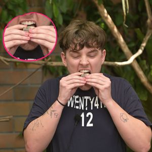 Rote Verfärbungen: Was ist mit Twenty4tims Fingernägeln los?