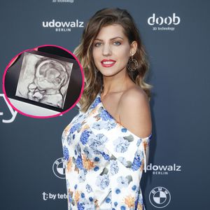 Nuckelt am Daumen: Sarah Harrison zeigt Ultraschall-Foto!