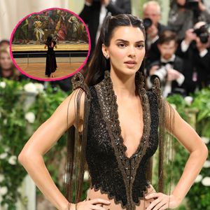 Fans empört: Kendall Jenner posiert barfuß im Louvre-Museum