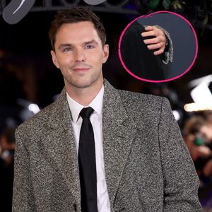 Nicholas Hoult heizt Heiratsgerüchte mit auffälligem Ring an