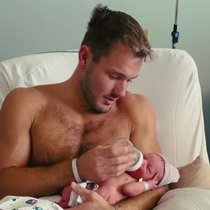 Colton Underwood teilt innigen Moment mit seinem Baby Bishop