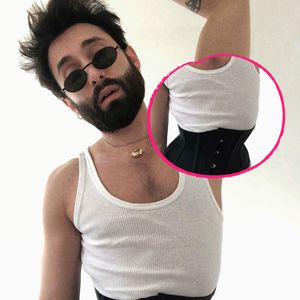 Schmale Taille: Conchita Wurst posiert als Tom im Korsett