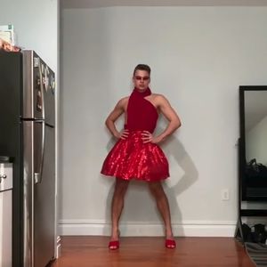 Heiße Show: Dieses US-Männermodel rockt einfach jedes Kleid!