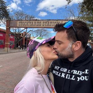 Cora Schumacher teilt verliebtes Knutschfoto mit ihrem Neuen