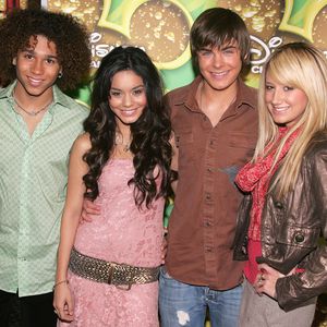 Ashley Tisdale lutscht am Daumen