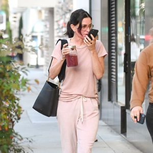 Ganz uneitel: Courteney Cox geht im Jogger ins Nagelstudio
