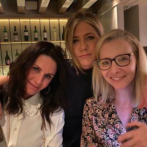Mit Courteney Cox und Co.: Jennifer Aniston feiert Xmas-Fete