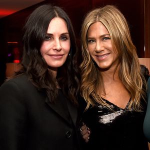 So süß gratuliert Jen Aniston Courteney Cox zum Geburtstag