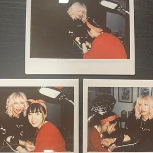 Courtney Love lässt sich Tattoo für Tochter und Hund stechen