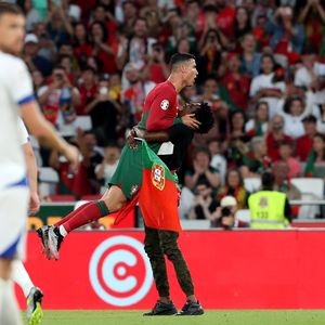 Im TV ausgeblendet: Ein Flitzer hob Cristiano Ronaldo hoch