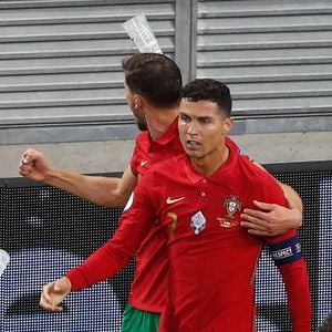 Während EM-Spiel: Cristiano Ronaldo mit Bierbechern beworfen