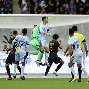 Huch! Cristiano Ronaldo kassiert einen Faustschlag bei Debüt