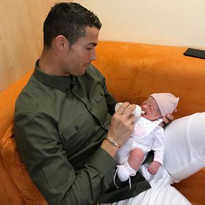 Süßer Throwback: Hier füttert Cristiano Ronaldo Baby Alana