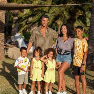 Niedlich: Cristiano Ronaldo und Georgina im Familienurlaub