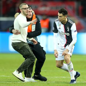 Bei Spiel: Cristiano Ronaldo von drei Flitzern überrumpelt
