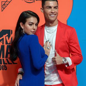 Riesige Kugel: Cristiano Ronaldos Freundin zeigt Babybauch