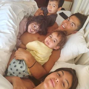 Süß! Hier liegt Cristiano Ronaldo mit seiner Familie im Bett
