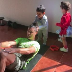 Süße Trainingspartner: Cristiano Ronaldo sportelt mit Kids!