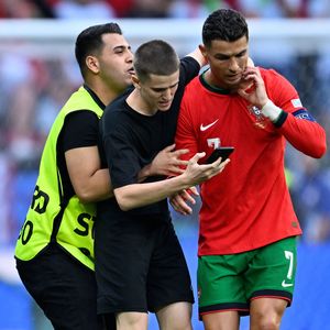 Flitzer-Drama: Cristiano Ronaldos Fans stürmen auf den Platz