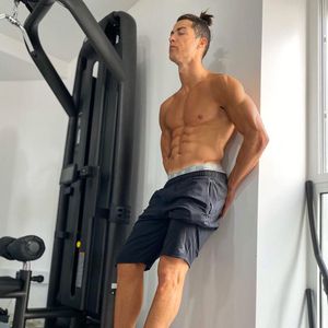 Perfekt definiert: Cristiano Ronaldo grüßt aus dem Home-Gym