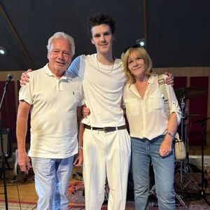 Cruz Beckham wird von Großeltern bei Musik-Gig unterstützt