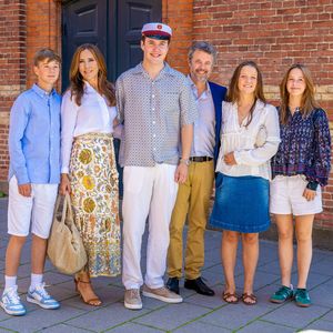 Dänische Königsfamilie feiert Abschluss von Prinz Christian!