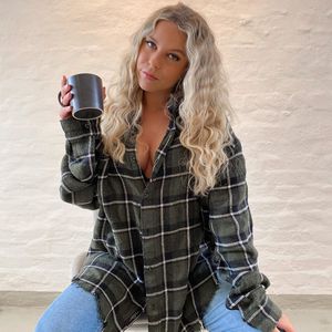 Lockenpracht und tiefes Dekolleté: Dagi Bee bezirzt Follower