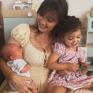 Daisy Lowe zeigt ihr neues Glück als vierköpfige Familie