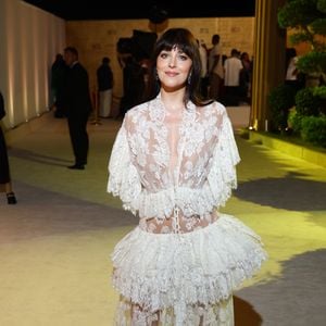 Dakota Johnson posiert in Saudi-Arabien in gewagtem Kleid