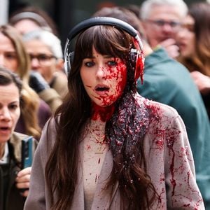 Dakota Johnson blutverschmiert am Filmset in NY gesichtet