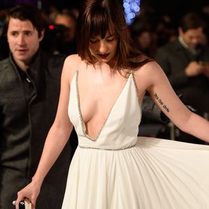 Versext! Dakota Johnson lässt gaaanz tief blicken