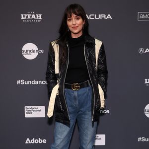 In Jeans: Dakota Johnson posiert lässig auf dem Red Carpet
