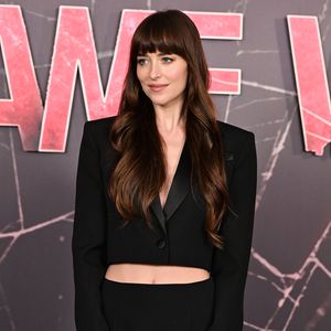 Bauchfreier Blazer: Dakota Johnson beweist Modebewusstsein!