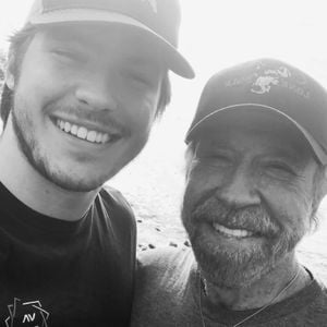 Dakota Norris ehrt im Netz seinen verstorbenen Vater Chuck