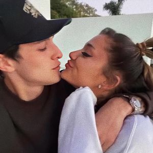 Nach der Hochzeit: Ariana Grande präsentiert ihren Klunker