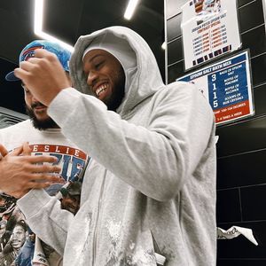 Total happy: Damar Hamlin besucht sein Team beim Training!