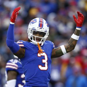 Football-Star Damar Hamlin erleidet Herzstillstand auf Feld