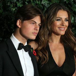 Hammer-Body mit 51 Jahren: Liz Hurley modelt für ihren Sohn