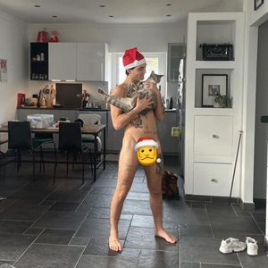 Nackt mit Weihnachtsmütze: Måneskin-Damiano kuschelt Katze