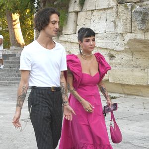 Superstylish! Måneskin-Star Damiano mit Freundin unterwegs