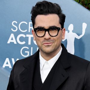 Dan Levy: Drehstress sorgte für Halskrause wegen Verspannung