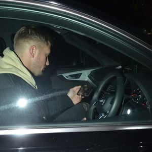 Um Frau zu sehen: Dan Osborne guckt Dschungelcamp auf Handy