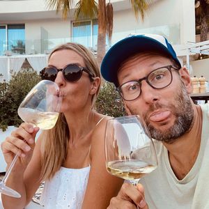 Sprecher Simon verbringt Flitterwochen auf "Love Island"