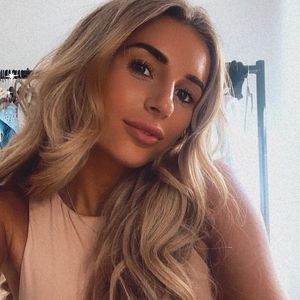Neu-Mama Dani Dyer ehrlich: Sie hat Probleme beim Stillen